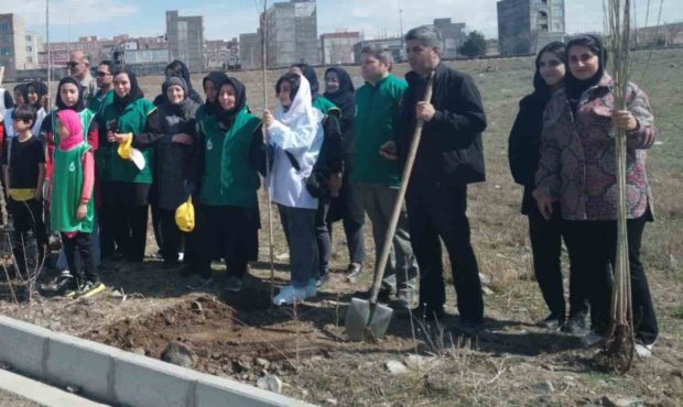 اهدای 290 نهال توسط خیّر محیط زیستی در شهرستان نمین